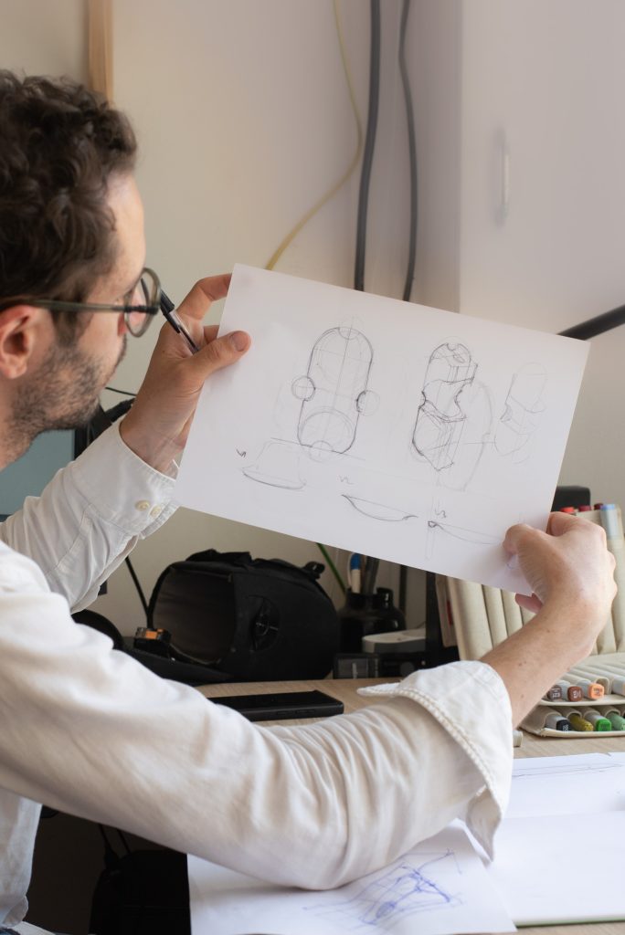 Le designer et les esquisses